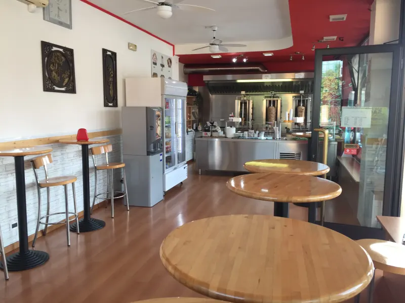 La sala interna del Döner Kebab a San Fior, con tavoli e bancone